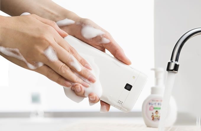 В Японии создан смартфон, который можно мыть с мылом