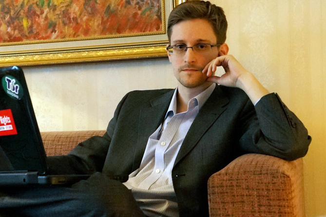 Сноуден и американский хакер создают чехол, который защитит смартфоны от слежки