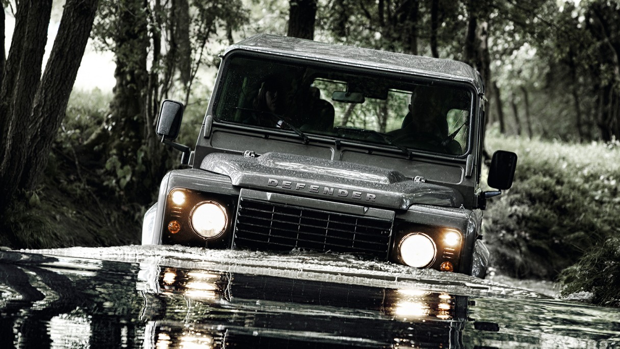 Land Rover продлила выпуск кроссовера Defender до 2016 года