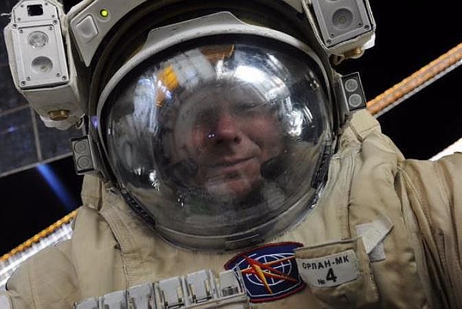 Космонавт Геннадий Падалка сделал селфи в открытом космосе
