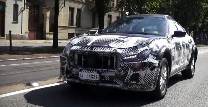 Кроссовер Maserati Levante засняли на дорожных тестах в Италии