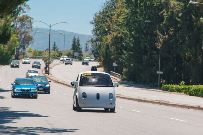 Беспилотные машины Google столкнулись с проблемой: автомобили с водителями