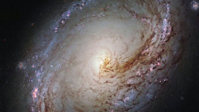 «Хаббл» сделал новое изображение ассиметричной галактики Мессье 96