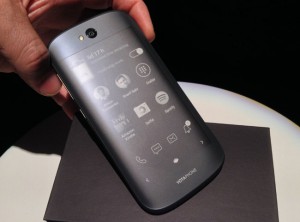 На прилавках «Мегафона» появился смартфон YotaPhone 2