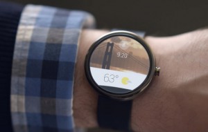 Смарт-часы Moto 360 получили обновление Android Wear