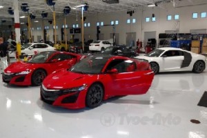 Папарацци удачно засняли Acura NSX в красном цвете