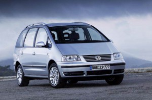 Производитель Volkswagen озвучил ценник обновленного Sharan